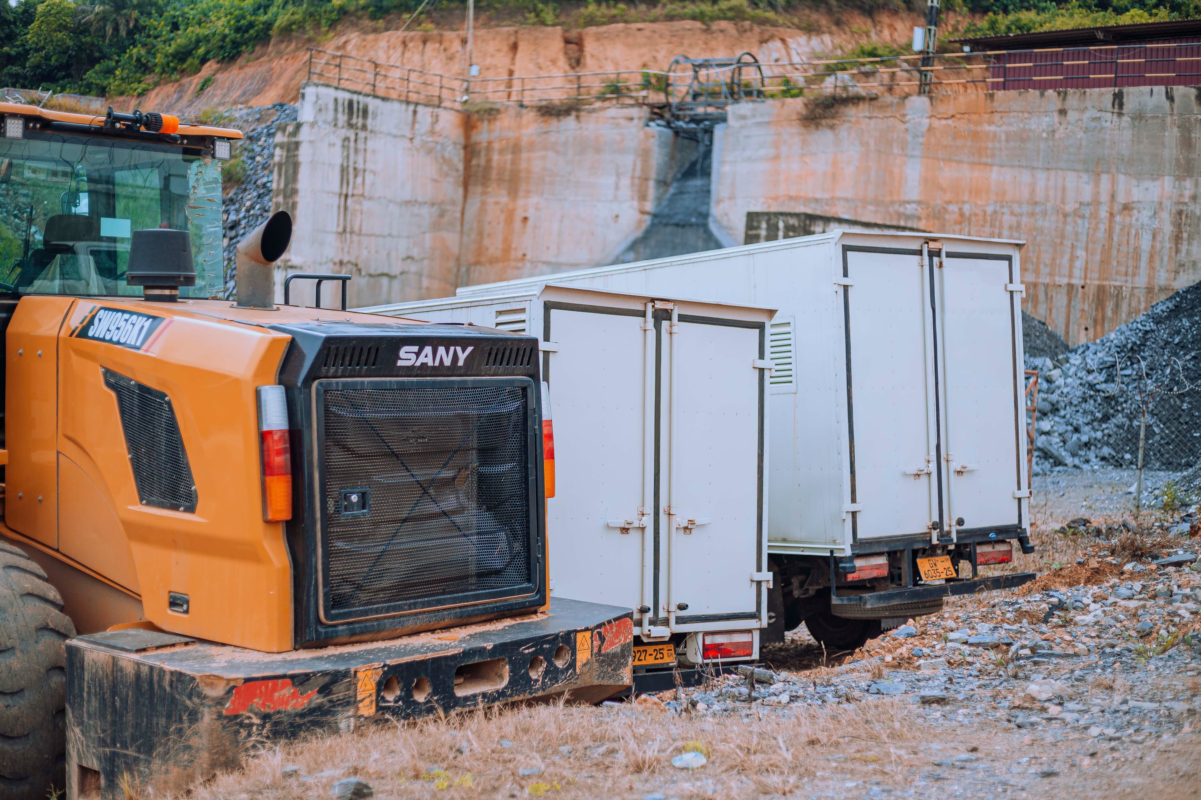 Portable support units at the mining site