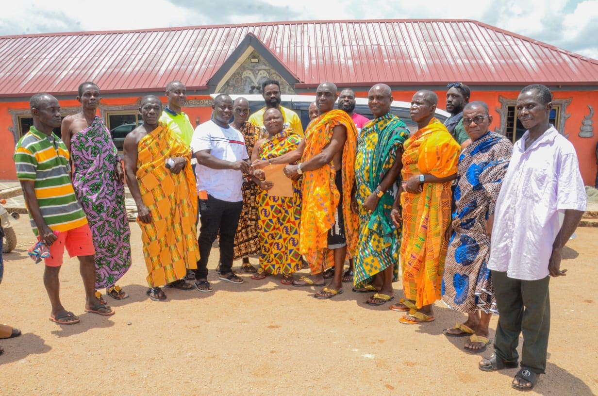 Handing over the keys and documents of the vehicle to the chiefs of the traditional council